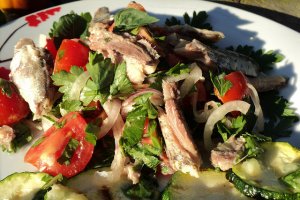 Salata cu sardine si rosii