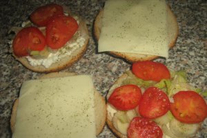Sandvis cu andive si branzeturi