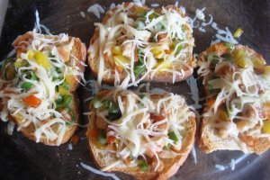 Bruschette cu pui, cascaval si ardei grasi