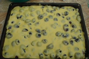 Prajitura rasturnata cu prune