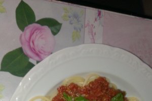 Spaghete cu sos de rosii si chiftelute
