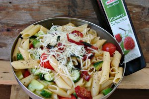 Salata de paste cu otet balsamic de zmeura