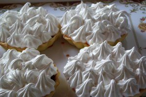 Tarte cu prune si bezea