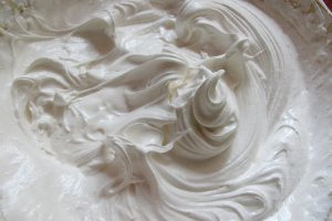 Tarte cu prune si bezea