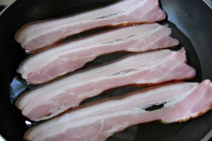 Gogosari umpluti cu varza si rulouri de bacon