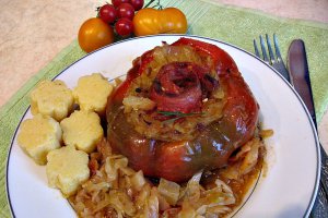 Gogosari umpluti cu varza si rulouri de bacon