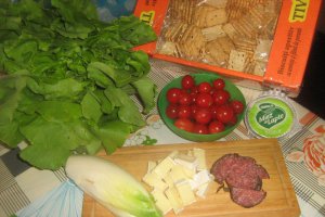 Salata cu miez de lapte si salam uscat