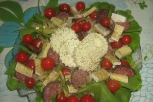 Salata cu miez de lapte si salam uscat