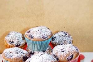 Muffins cu cacao si fructe de padure
