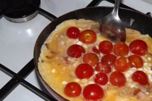 Omleta cu rosii cherry, bacon si branzica ceva fin de la Delaco