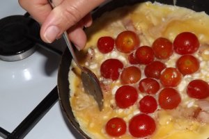 Omleta cu rosii cherry, bacon si branzica ceva fin de la Delaco