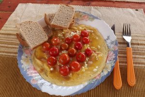Omleta cu rosii cherry, bacon si branzica ceva fin de la Delaco