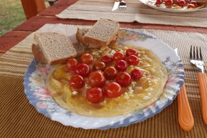 Omleta cu rosii cherry, bacon si branzica ceva fin de la Delaco