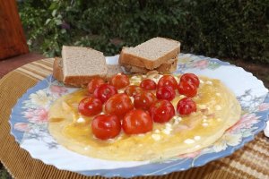Omleta cu rosii cherry, bacon si branzica ceva fin de la Delaco