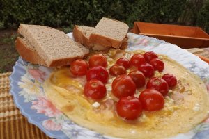 Omleta cu rosii cherry, bacon si branzica ceva fin de la Delaco