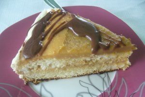 Tort cu crema caramel si ciocolata