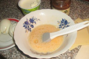 Rulouri Ceva fin cu oua fierte si pasta de masline