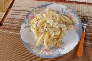 Penne cu bacon si ceva fin de la Delaco