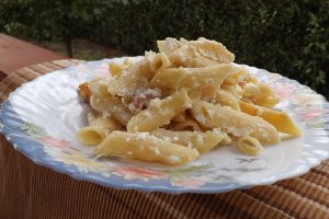 Penne cu bacon si ceva fin de la Delaco