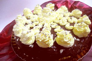 Tort cu ciocolată şi cremă de lamâie