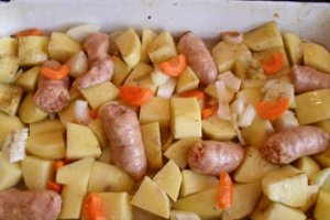 Cartofi cu carnati la cuptor