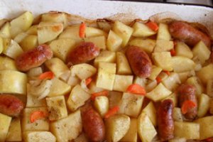 Cartofi cu carnati la cuptor