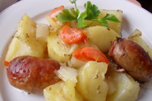 Cartofi cu carnati la cuptor
