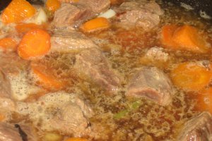 Pulpa de vita in sos de bere bruna si busuioc