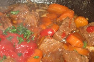 Pulpa de vita in sos de bere bruna si busuioc