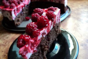 Tort cu crema de branza si jeleu de zmeura
