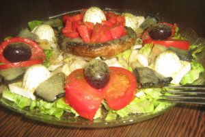 Salata cu ciuperci si branzeturi
