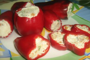 Ardei umpluti cu crema de branza si arahide