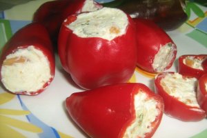 Ardei umpluti cu crema de branza si arahide