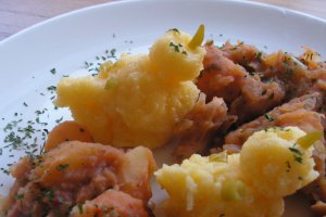 Tocanita de cartofi cu ciuperci cu mamaliguta cu unt