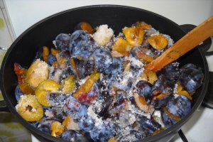 Gem de prune cu miez de nuca