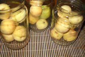 Compot de piersici albe