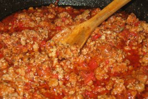Spaghetti cu carne tocata in sos de rosii