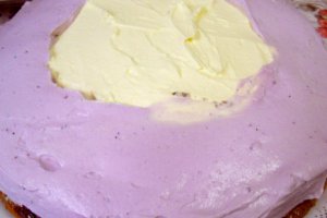 Tort cu fructe de pădure şi ciocolată