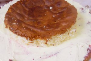 Tort cu fructe de pădure şi ciocolată