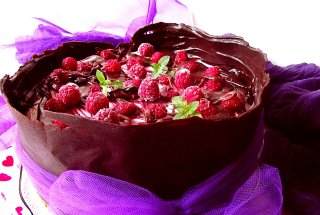 Tort cu fructe de pădure şi ciocolată