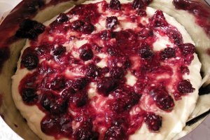 Prajitura cu crema de branza si sos de fructe