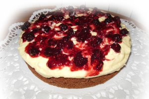 Prajitura cu crema de branza si sos de fructe