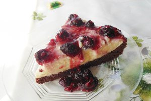 Prajitura cu crema de branza si sos de fructe
