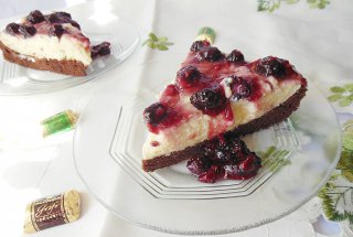 Prajitura cu crema de branza si sos de fructe