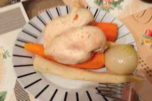 Salata de legume cu pui si branza marinata