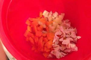 Salata de legume cu pui si branza marinata