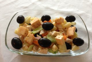 Salata de legume cu pui si branza marinata