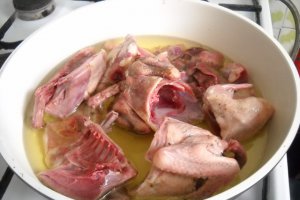 Porumbei in sos de stafide