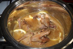 Porumbei in sos de stafide