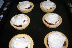 Minitarte cu crema frangipane si zmeura